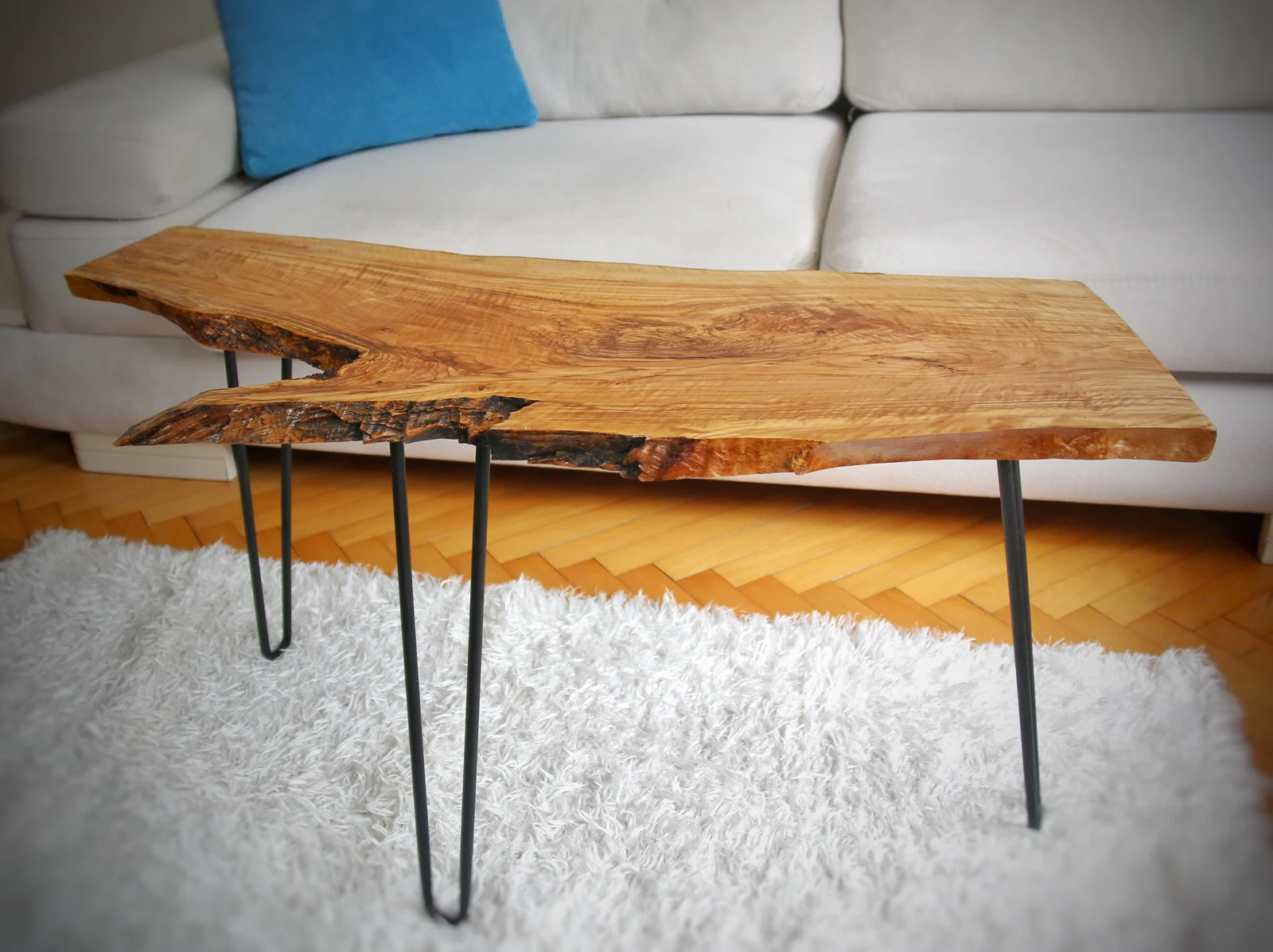 Side view of the olive wood slab thickness and black metal hairpin legs